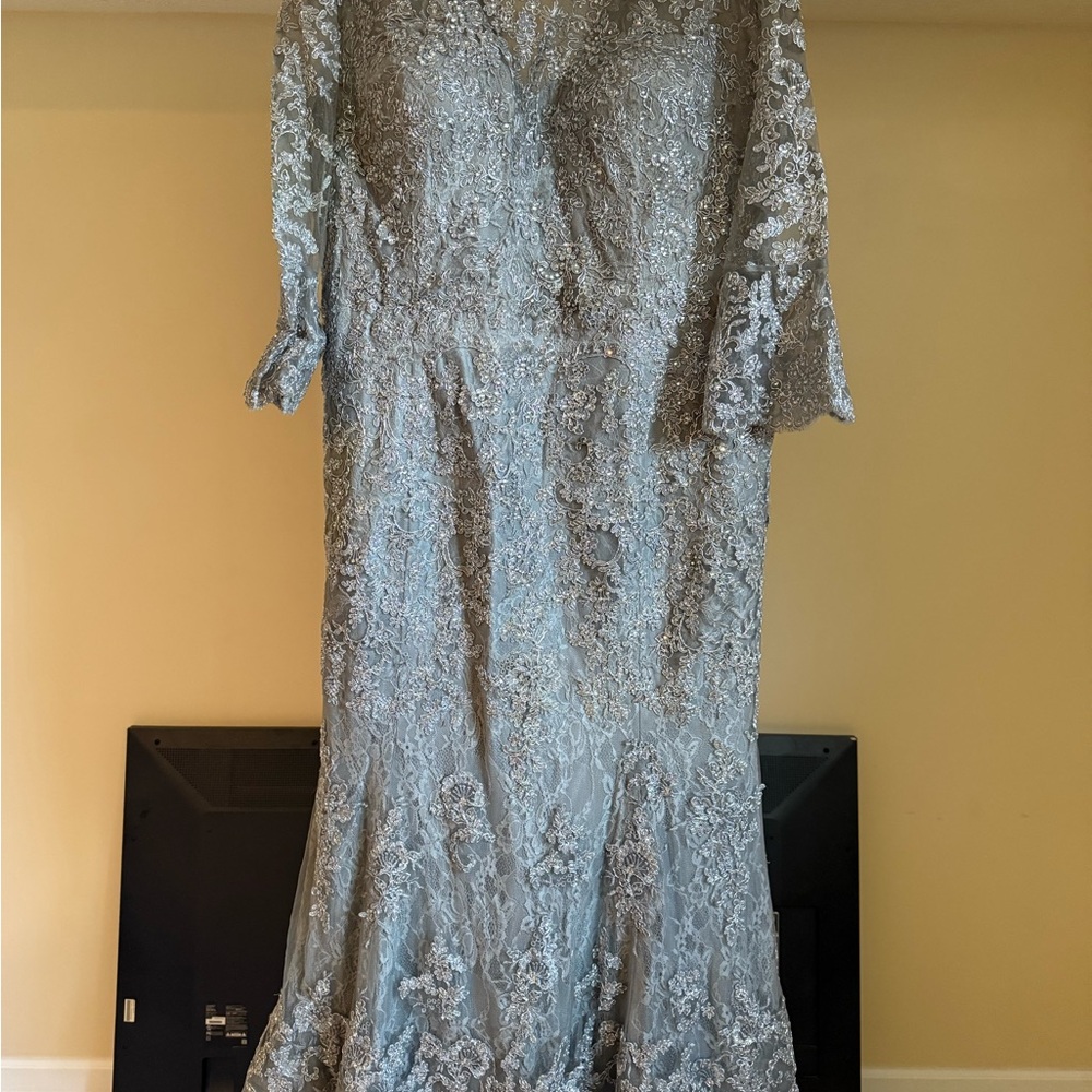 Elegant Lace Evening Dress in Silver